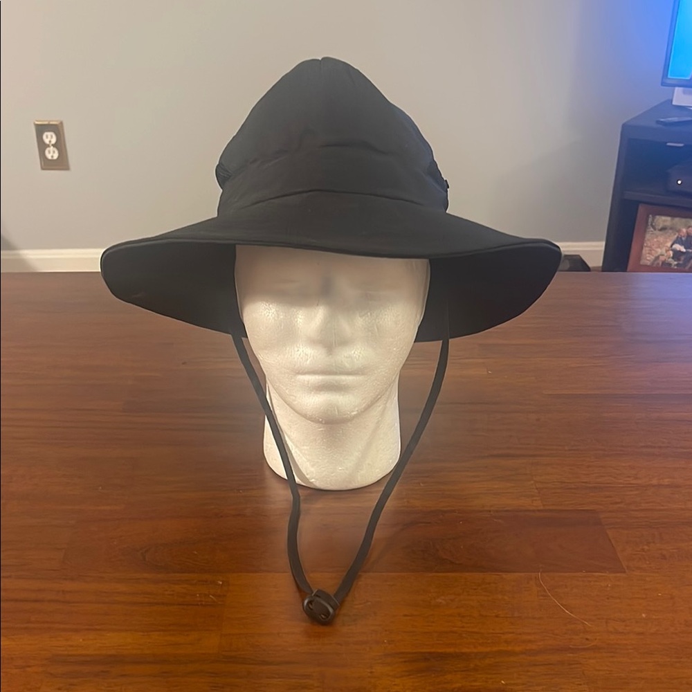 Sunshade wide brimmed hat. Mesh panels. Drawstring. Adjustable elastic band.
